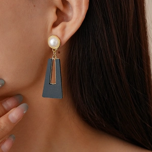 Boucles d'oreilles carrées géométriques avec perle et pendentif noir sur mannequin