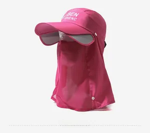 Dettaglio cappello parasole rosa con tesa retrattile e protezione facciale rimovibile