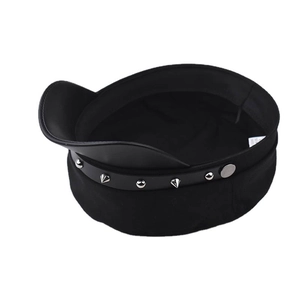 Dettaglio cappello militare nero con borchie argentate su cinturino in pelle ed etichetta