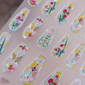 Autocollants ongles holographiques motifs fleurs, papillons et géométrie vitrail