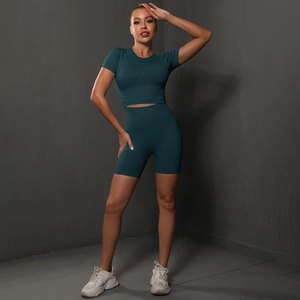 Détail de l'ensemble de yoga vert foncé sans couture avec short de compression et haut court