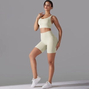 Dettaglio del set da yoga color crema con pantaloncini a vita alta e reggiseno con scollo a U