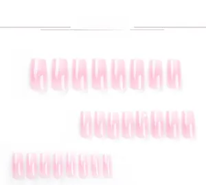 Détail de 24 faux ongles brillants dégradé rose avec une forme carrée courte sur fond blanc