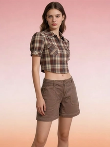 Dettaglio di camicia corta a quadri marrone e set di pantaloncini cargo da donna