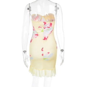 Détail de la mini-robe fleurie jaune clair avec ourlet à volants et texture de tissu lisse