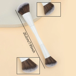 Detailed view of dual-ended makeup brush showing 20.2cm length and brown synthetic bristles