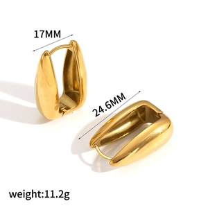 Créoles carrées chic en acier inoxydable plaqué or 18k avec dimensions 24,6 mm