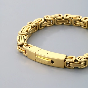 Detailaufnahme der goldenen Byzantinerkette mit Fokus auf Gliedstruktur und Klappverschluss