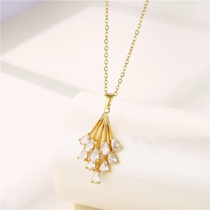 Dettaglio di una collana con ciondolo a ventaglio dorato e zirconi taglio marquise