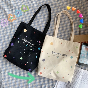 Détail du sac fourre-tout en toile Starry Sky avec pois et imprimé minimaliste