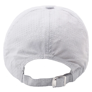 Détail arrière de la casquette mesh gris clair avec boucle métal et trous d'aération