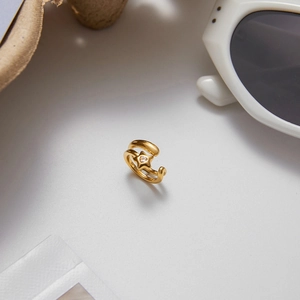 Boucle d'oreille à clip double anneau dorée avec motif étoile étincelant et diamants