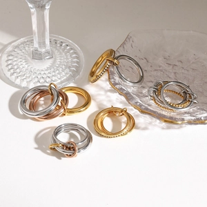 Nahaufnahme gestufter Metallringe mit Zirkonia-Inlay auf einer Glasplatte