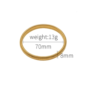 Details des 8mm goldenen Stretch-Armbands mit 70mm Durchmesser und 13g Gewicht
