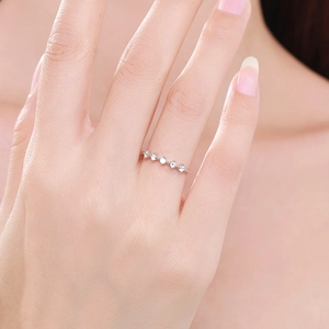 Elegant S925 sterling silver ring with five wave-set zircons on a model finger