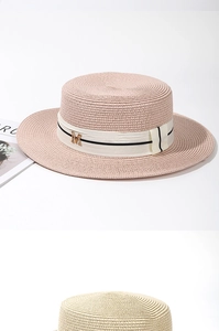 Détail d'un chapeau de paille montrant le tissage en spirale et la boucle en M