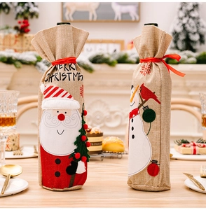 Détails des protège-bouteilles en lin avec broderie du Père Noël et bonhomme de neige