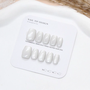 Kit d'ongles à presser blancs nacrés faits main avec finition scintillante sur support