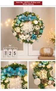 Détails d'une couronne de Noël bleue et blanche de 50cm avec pommes de pin et lumières