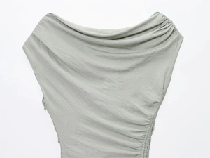 Détail de robe dos nu vert sauge avec col bénitier et fronces latérales élégantes