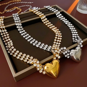 Luxuriöse mehrlagige Strasskette mit großem Herzanhänger aus Metall in Gold und Silber