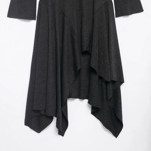 Robe midi en maille gris foncé avec un ourlet asymétrique et une texture côtelée
