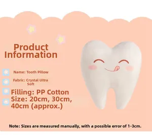 Détail du coussin peluche dent avec visage souriant brodé et rembourrage en coton PP doux