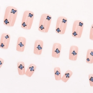 Faux ongles carrés courts avec base rose tendre et motifs papillons bleus