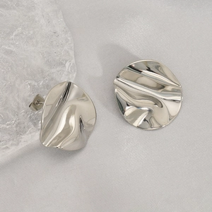 Boucles d'oreilles géométriques irrégulières argentées avec texture ondulée en métal