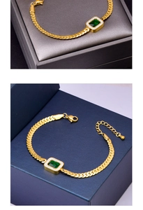 Détail d'un bracelet doré avec pierre de zircon verte rectangulaire et chaîne gourmette