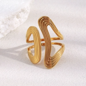 Vue macro d'une bague dorée irrégulière avec lignes 3D ondulées et fini texturé