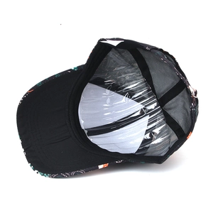 Casquette de baseball noire à motif abstrait montrant la structure interne et le support