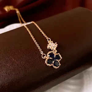 Collier plaqué or 18k avec pendentifs fleurs en zircon bleu sur boîte en cuir