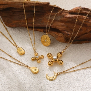 Colliers en acier inoxydable plaqué or 18 carats avec pendentifs en zircone