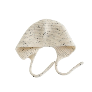 Bonnet à rabats tricoté pour enfants beige à pois gris avec cordons de serrage
