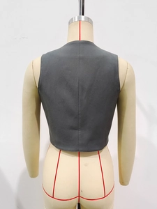 Détail du dos d'un gilet gris foncé avec une texture en sergé de haute qualité