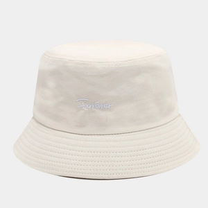 Détail de la broderie 3D Forever et coutures du bord sur le chapeau bob en coton