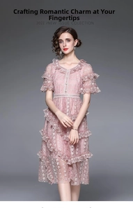 Détail d'une robe midi rose avec broderie florale blanche et finitions à volants chic