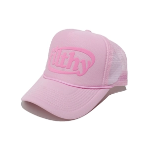 Vue détaillée du chapeau trucker rose avec imprimé 3D filthy et maille filet blanche