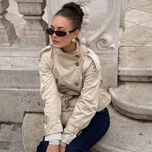 Women's vintage double-breasted short trench coat in beige with lapel and waist belt