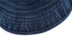 Gros plan détaillé du bord d'un chapeau bob en denim délavé avec coutures renforcées