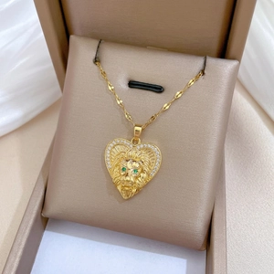 Luxurious gold heart lion pendant necklace with white zircon and green crystal eyes