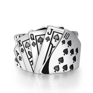 Makroaufnahme von Poker Royal Flush Ring in Silber mit schwarzen Zirkonia-Diamanten