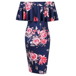 Détail de l'encolure à épaules dénudées avec imprimé rose sur robe bleu marine