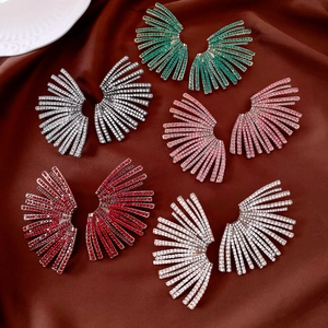 Vue détaillée de boucles d'oreilles strass en éventail, coloris émeraude, rose et rouge