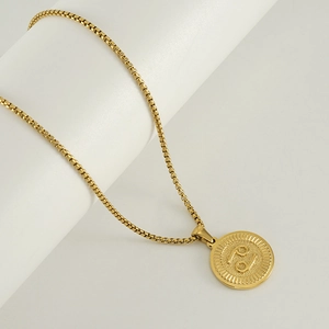 Collier signe astrologique Cancer en or 18 carats avec une chaîne maille vénitienne