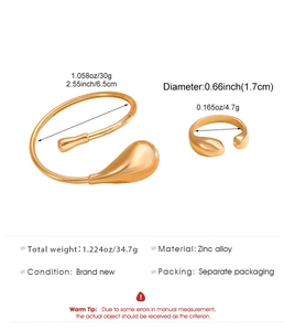 Detailansicht der Maße und des Materials des goldenen Wassertropfen-Armreifs und Ring-Sets
