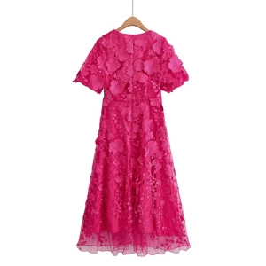 Robe mi-longue rouge rose avec broderie florale 3D et manches courtes en tulle