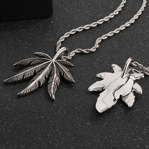 Vue macro du pendentif feuille d'érable en argent avec incrustation de turquoise