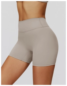 Detailansicht der High-Waist-Yoga-Shorts mit schmaler Passform und Push-up-Effekt an der Seite